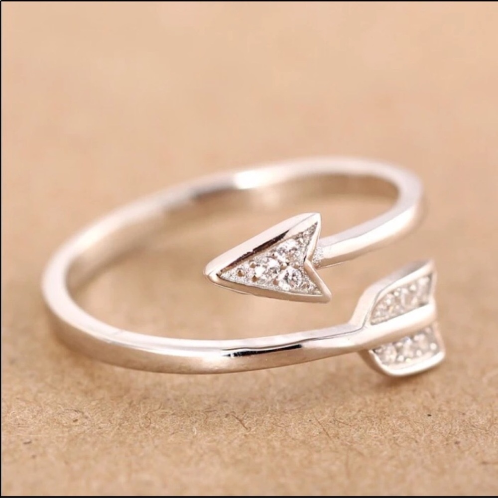 NWT adjustable resizable Arrow midi ring